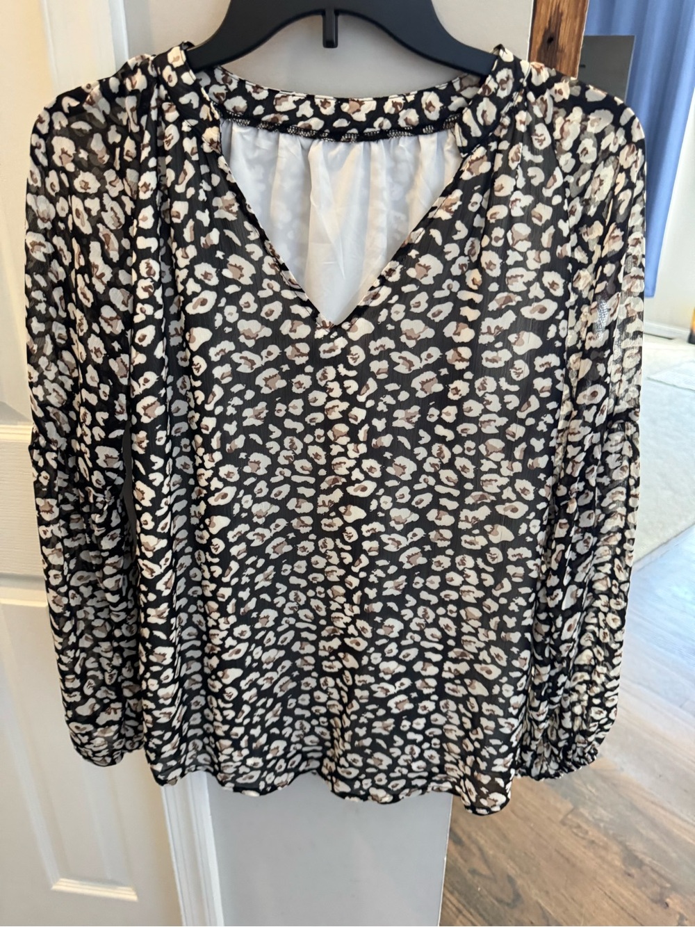 Source Unknown Black and Cream Leopard Print V-Neck Blouse